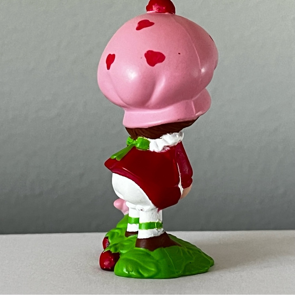 Vintage Strawberryland Miniature: Strawberry Shortcake Picking Berries: RARE - Picture 4 of 7